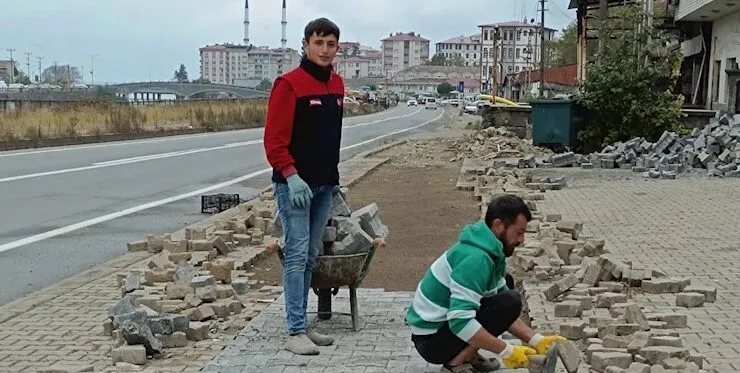 Pazar İlçesi Modernleşiyor: Parke Döşeme Çalışmalarıyla Yeni Bir Çehre