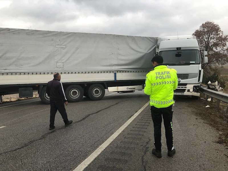 Tırın makaslaması sonucu Çorum-Samsun kara yolu 1 saat ulaşıma kapandı