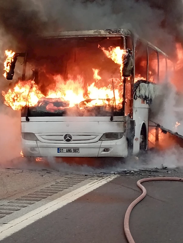 Otoyolda yolcu otobüsü alev alev yandı