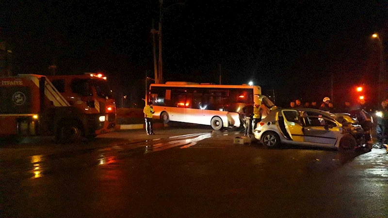 Belediye otobüsüyle çarpışan otomobilin sürücüsü öldü