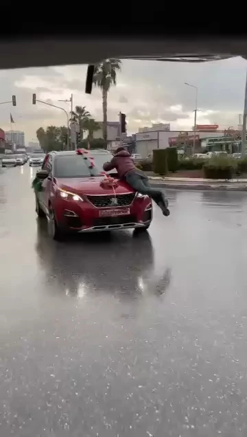 Para almak için gelin arabasının kaputuna çıktı, damat ve yakınları darbetti; o anlar kamerada