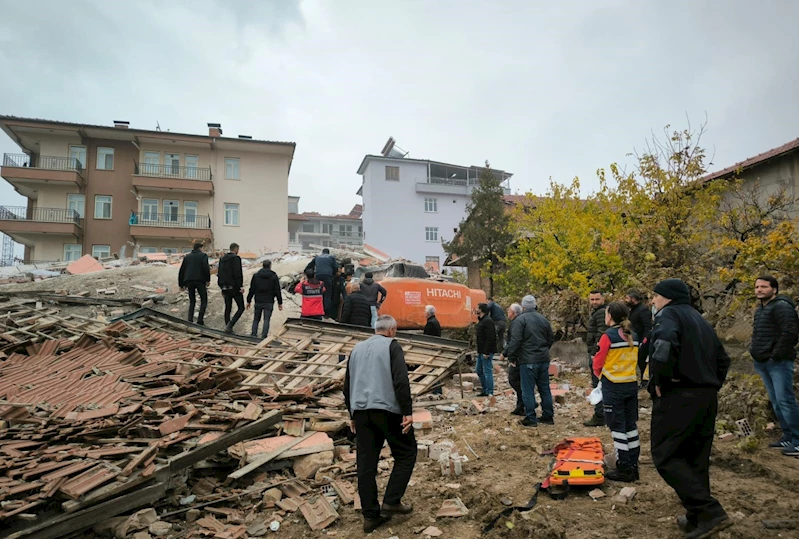 Ağır hasarlı bina çöktü; enkaz altında kalan iş makinesinin operatörü yaralandı (2)