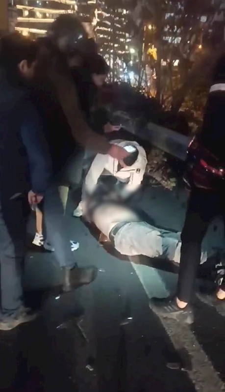 İstanbul - Beyoğlu’nda taksinin çarptığı gazeteci hayatını kaybetti; son anları kameraya yansıdı 