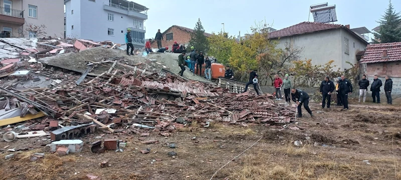 Ağır hasarlı bina çöktü; iş makinesi operatörü enkaz altında 