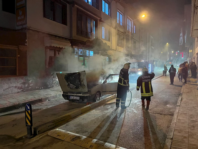 Çorum’da bir otomobil seyir halindeyken çıkan yangın nedeniyle kullanılamaz hale geldi