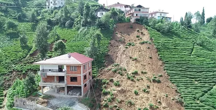 Deprem ve Şiddetli Yağışlar Heyelanı Tetikledi