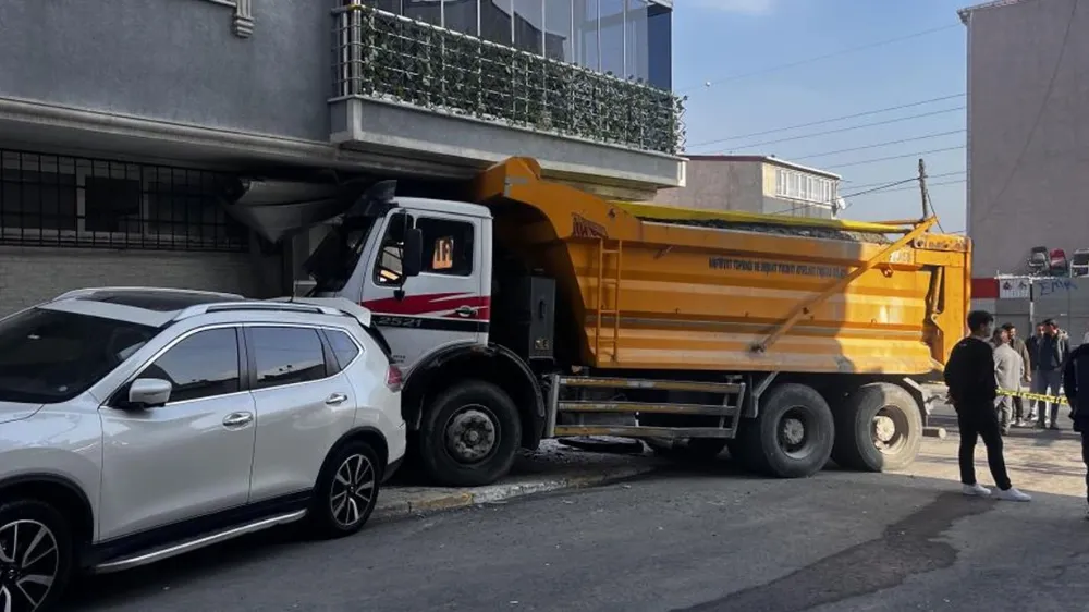 Freni boşalan hafriyat kamyonu önce bir araca çarptı ardından emlak dükkanına girdi