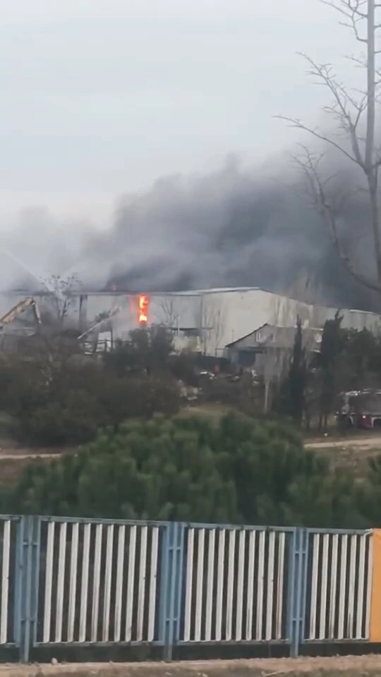 Yüksek gerilim hattından çıkan kıvılcımlar depolama alanı ve atölyede yangına neden oldu