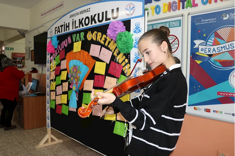 İlkokul öğrencileri Öğretmenler Günü