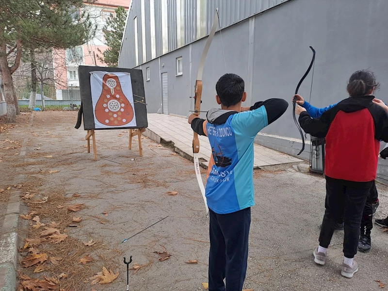 Amasya’da öğrencilere geleneksel Türk okçuluğu ve olimpik okçuluk tanıtıldı