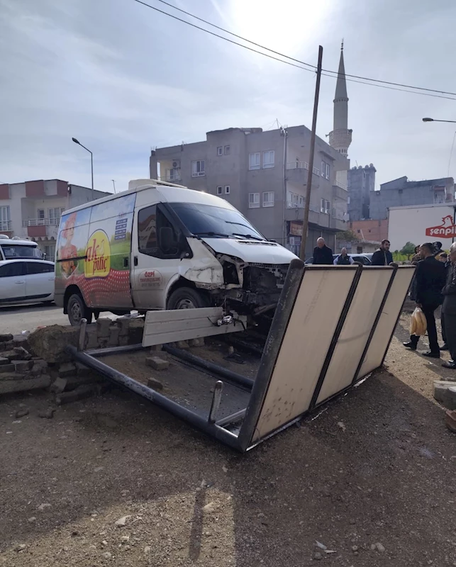 Batman’da kafa kafaya çarpışan minibüs ve otomobilin sürücüleri yaralandı