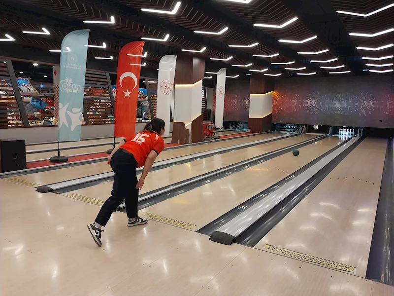 Osmaniye’de gençler bowling turnuvasında yarıştı