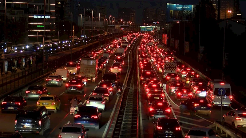 İstanbul- İstanbul’da haftanın son iş gününde trafik yüzde 80’e ulaştı