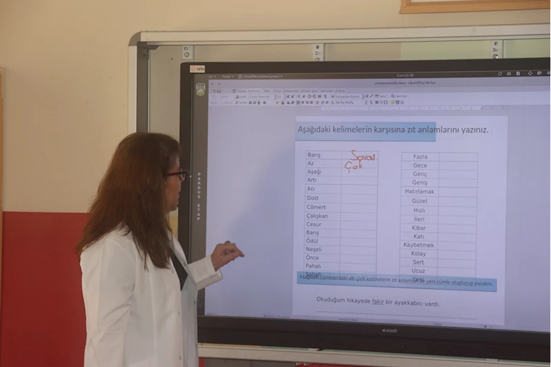 Meslek aşığı 46 yıllık öğretmen göreve başladığı okuldan emekli olacak