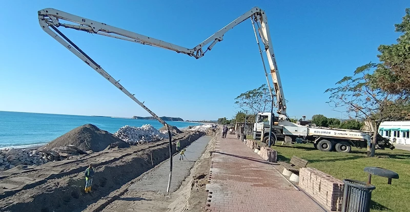 Demre sahilinde istinat duvarı çalışması