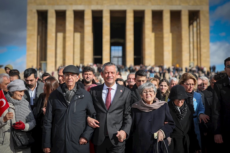 Özgür Özel, öğretmenlerle birlikte Anıtkabir