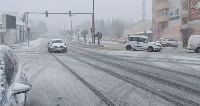 Malatya-Kayseri kara yolu kar yağışı nedeni ile kapandı