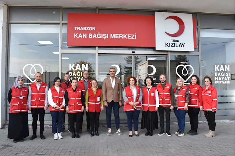 Gönüllü bağışçı akademisyen 100. kez kan bağışında bulundu