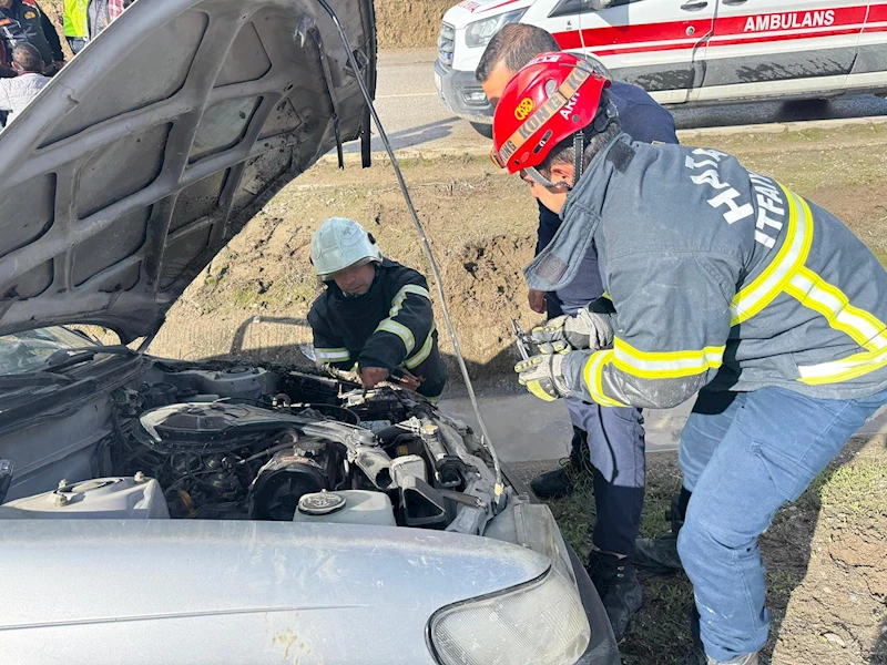 Refüje düşen otomobildeki 5 kişi hafif yaralandı