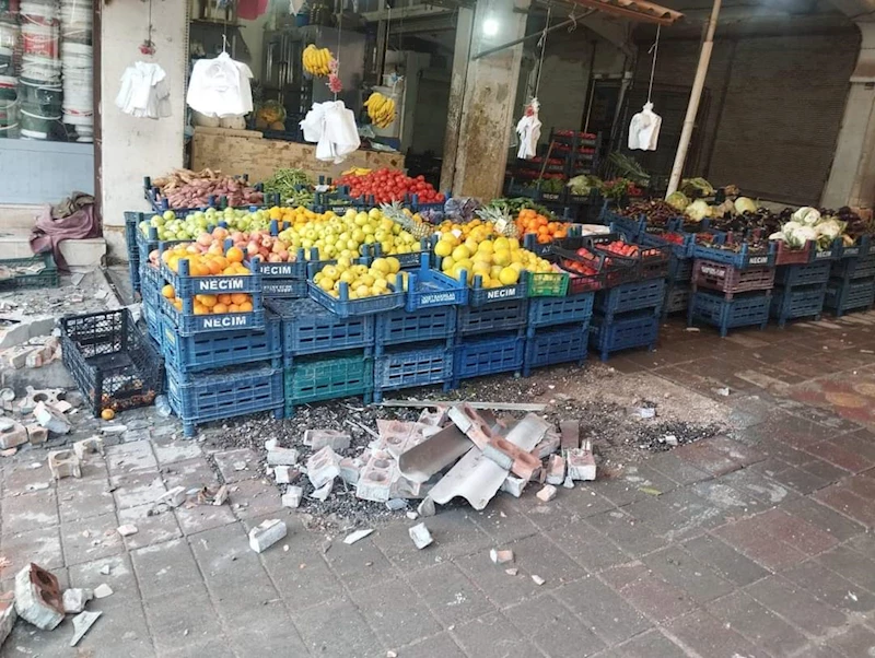 Reyhanlı’da fırtına iş yerinin çatısına zarar verdi