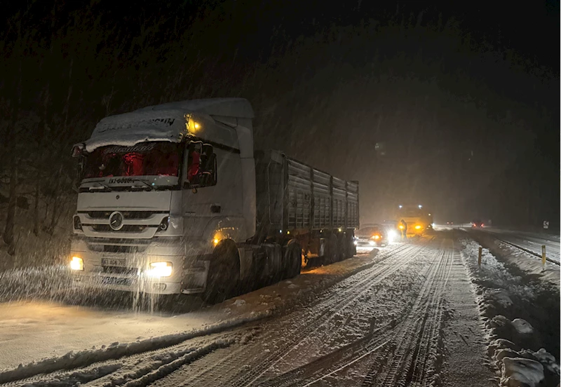 Ilgaz Dağı geçidinde kar yağışı nedeniyle yol ulaşıma kapandı 