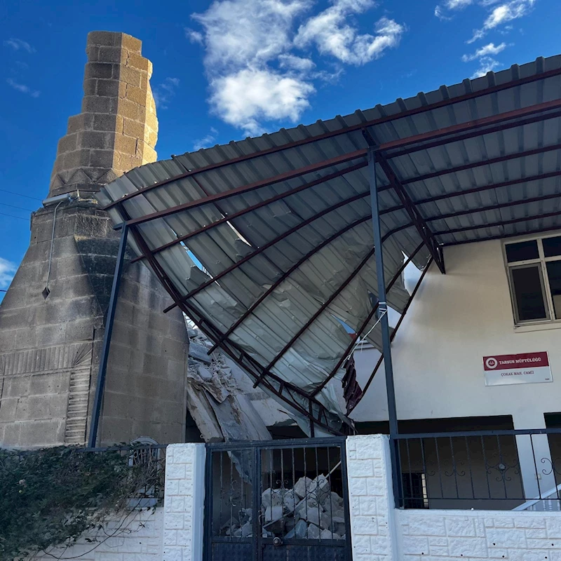 Fırtına ağaçları devirdi, minareyi yıktı 