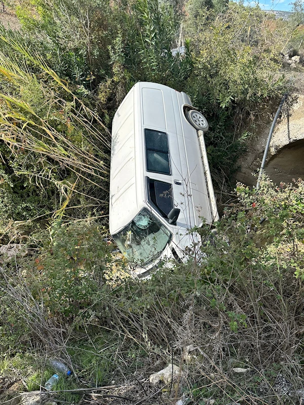 Kontrolden çıkan minibüs, dere yatağına düştü: 1 yaralı