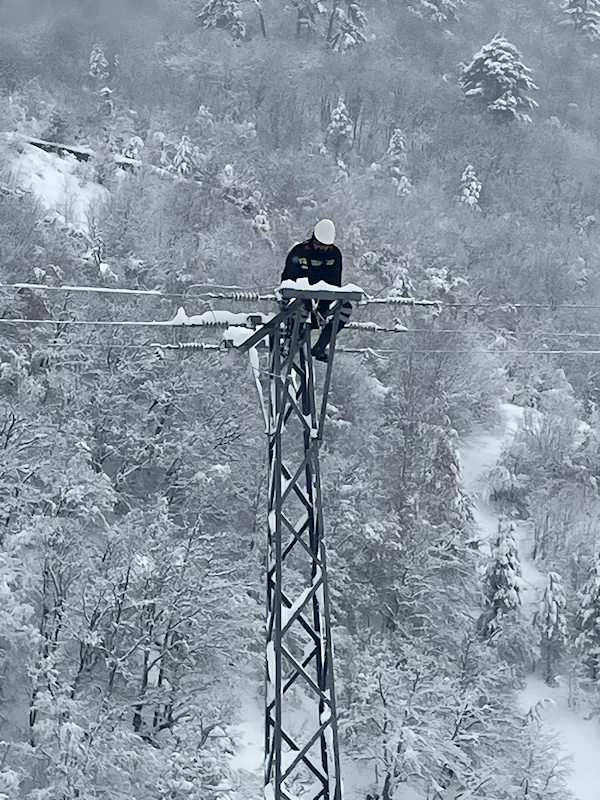 Aşırı kar yağışı ve fırtına nedeniyle oluşan elektrik kesintileri gideriliyor