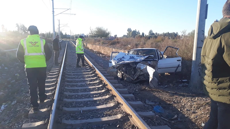 Yük treni otomobile çarptı: 1 yaralı