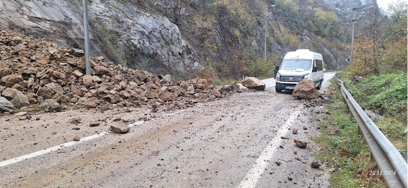 Karabük-Zonguldak kara yolundaki heyelan ulaşımı aksattı