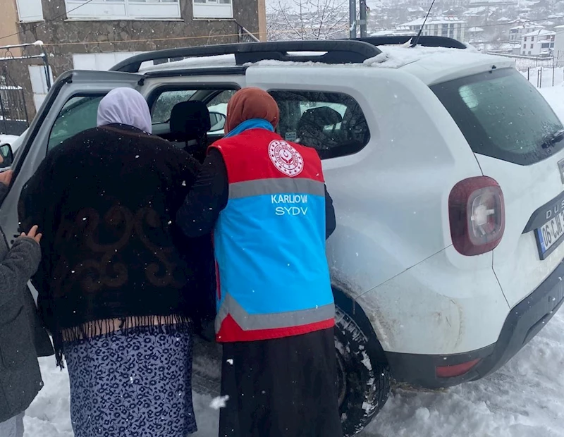 Karlıova’da ‘Vefa’ ekibi, yaşlı kadını hastaneye götürdü