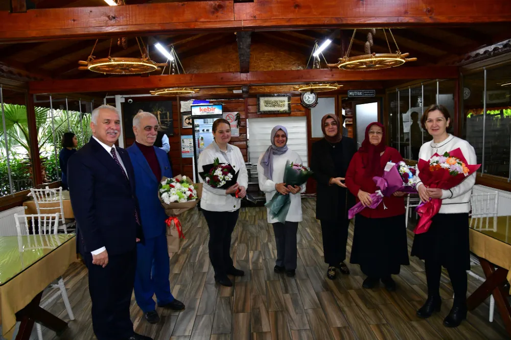 Vali Aziz Yıldırım, Vakfıkebir’de Emekli Öğretmene Çiçek Takdim Etti