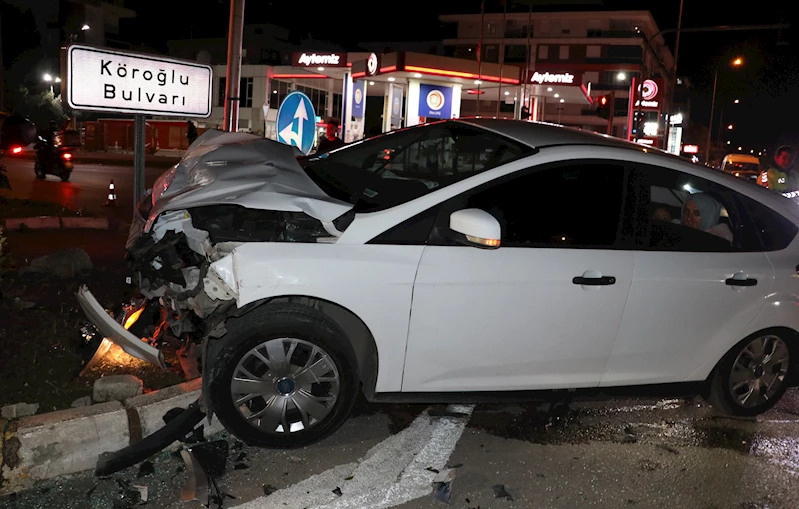 Çarpışan otomobillerden biri refüje çıktı