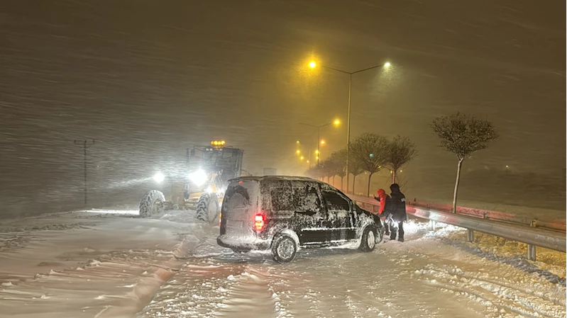 Bayburt-Gümüşhane kara yolu kar nedeniyle ulaşıma kapandı