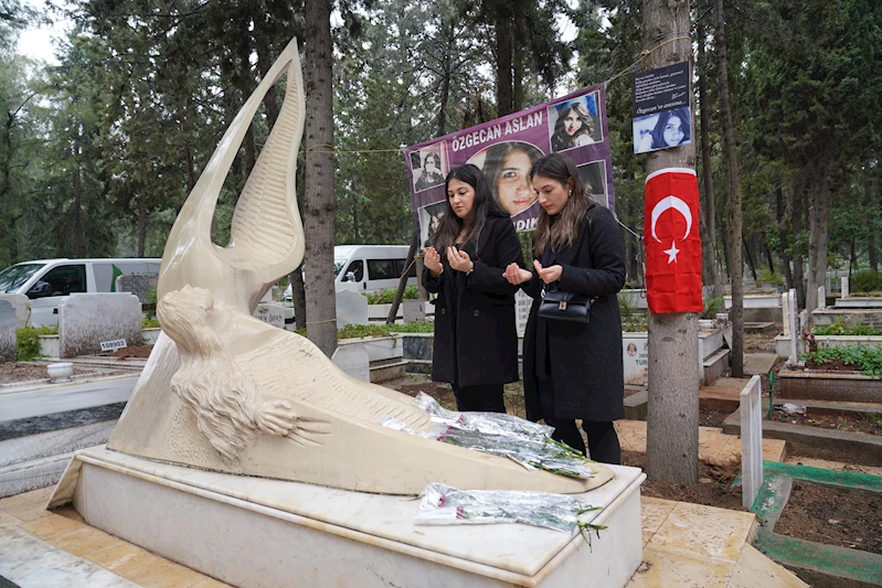 Kadına şiddetin simge ismi Özgecan Aslan, mezarı başında anıldı