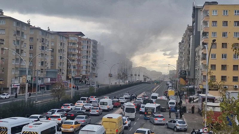 Ağır hasarlı bina yıkım sırasında çöktü, trafik önlem amaçlı durduruldu