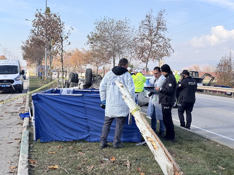 Refüje çarpıp takla atan kamyonetteki 2 kişi öldü / Ek Fotoğraflar