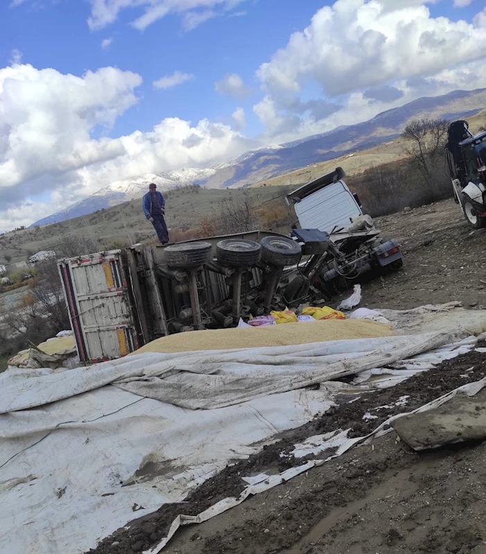 Diyarbakır’da TIR’ın dorsesi devrildi, tonlarca arpa yola saçıldı