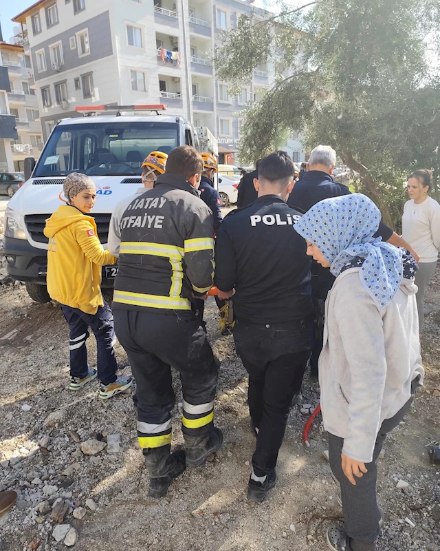 Hatay’da 12 metrelik kuyuya düşen kişiyi itfaiye kurtardı 