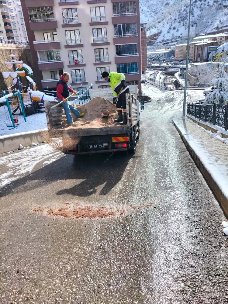 Gümüşhane Belediye ekipleri karla mücadele çalışmalarına devam ediyor 