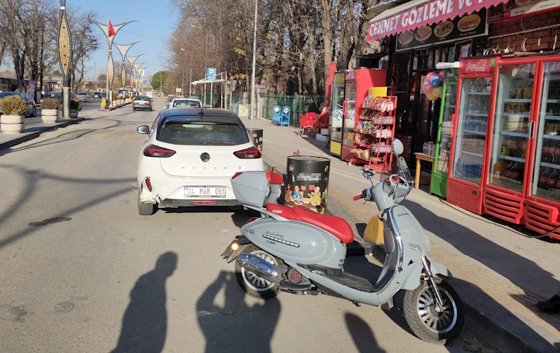 Motosiklet, park halindeki otomobile çarptı: 2 yaralı