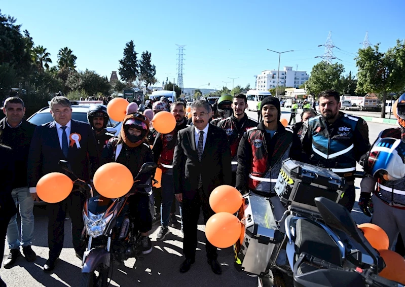 Kadına şiddete dikkat çekmek için turuncu balonlar gökyüzüne bırakıldı