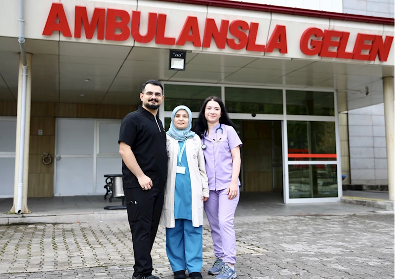 Hayalini gerçekleştirip doktor oldu, hemşire annesiyle aynı hastanede görev yapıyor