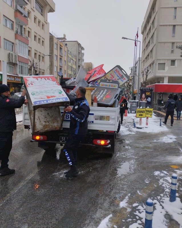 Niğde Belediyesi’nden kaldırım işgaline geçit yok 