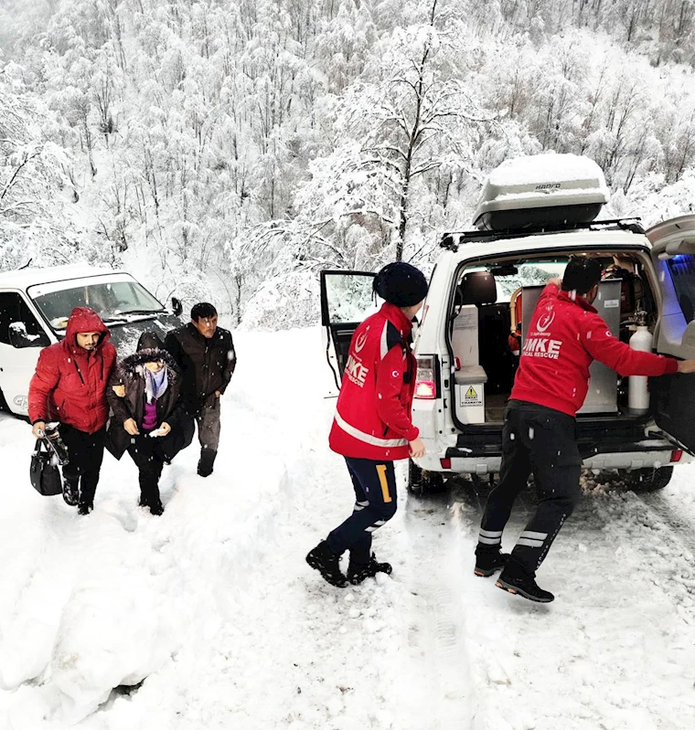 Yolu kapalı mahallede rahatsızlanan kadını, UMKE hastaneye yetiştirdi