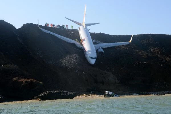 Pistten çıkıp, deniz kenarında duran uçağın davasında savcıdan pilotlara ceza talebi