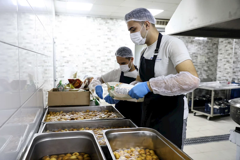 Aşevinden binlerce kişiye yemek yardımı yapılıyor