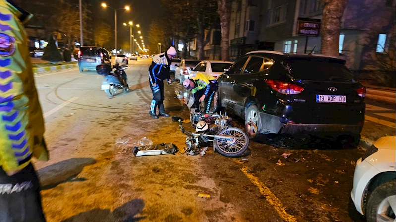 Çorum’da park halindeki araca çarpan motosikletin sürücüsü yaralandı