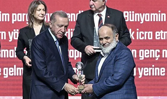 Erzurumlu Tespih Ustası ödülünü Cumhurbaşkanı Erdoğan’ın elinden aldı.