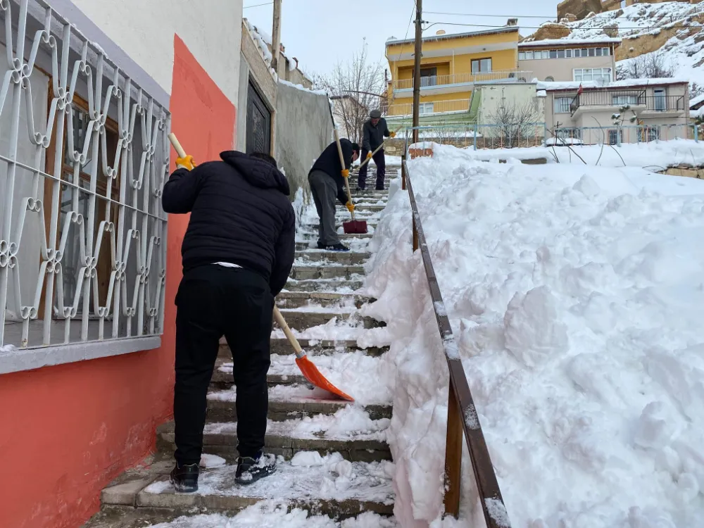 Bayburt Belediyesi, Etkili Kar Yağışıyla Mücadele İçin Çalışmalarını Aralıksız Sürdürüyor